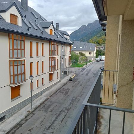 Apartamentos Valle De Tena - Biescas 3000 المظهر الخارجي الصورة